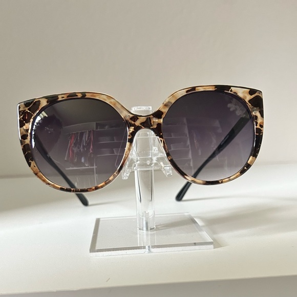 Francesca’s oversized cat eye tan and black sunglasses - Picture 2 of 4